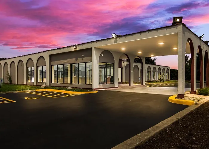 Hotel Hometowne By Red Roof And Conference Center Chicago - N Aurora Naperville North Aurora