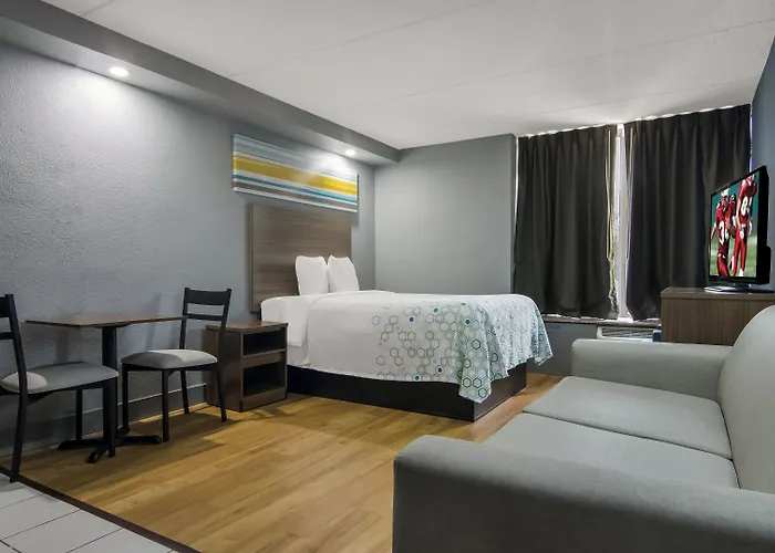 Hotel Hometowne By Red Roof And Conference Center Chicago - N Aurora Naperville North Aurora