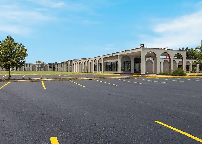 Hotel Hometowne By Red Roof And Conference Center Chicago - N Aurora Naperville 2*