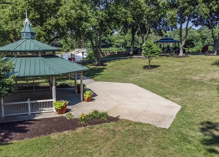 Hotel Hometowne By Red Roof And Conference Center Chicago - N Aurora Naperville North Aurora