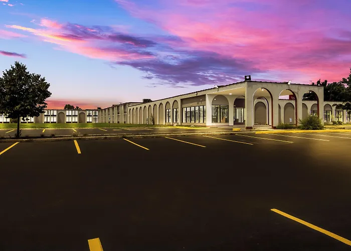 Hometowne By Red Roof And Conference Center Chicago - N Aurora Naperville North Aurora