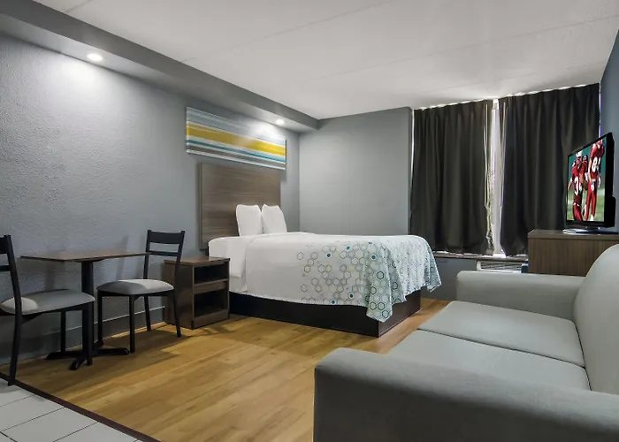 Hometowne By Red Roof And Conference Center Chicago - N Aurora Naperville Hotel 2*